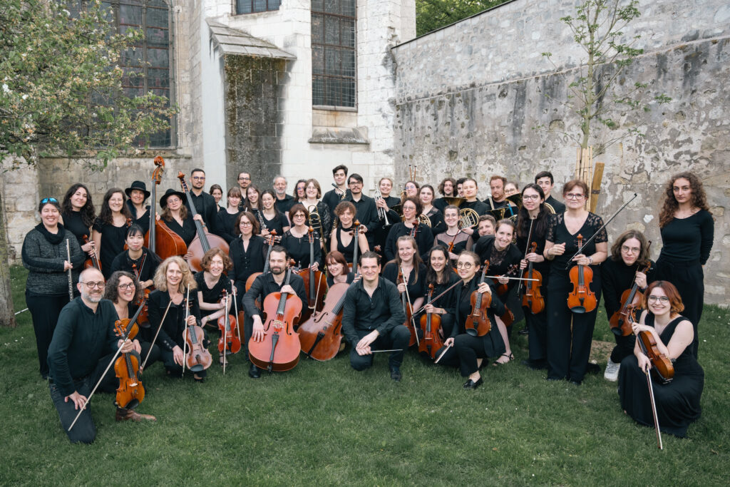 Les musiciens de l'orchestre mus'echo derrière la basilique Saint Julien de Tours - 2023